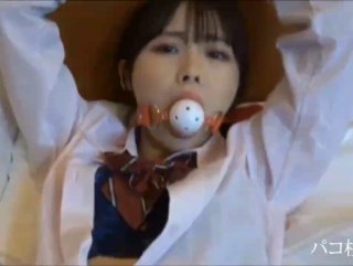 《极限㊙️真实泄密》民宅出租房大神洞中现场实拍，极品短发漂亮美女同白皙大奶姐妹交替车轮式接客，体位多冒白浆-平头中年大叔